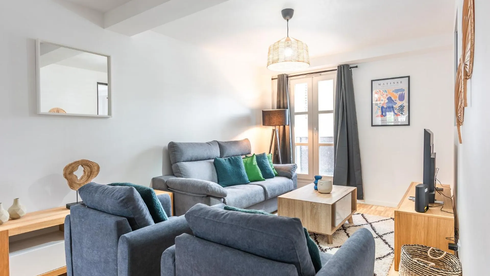 Design Apartment - 6 Guests - Buttes Chaumont contacts